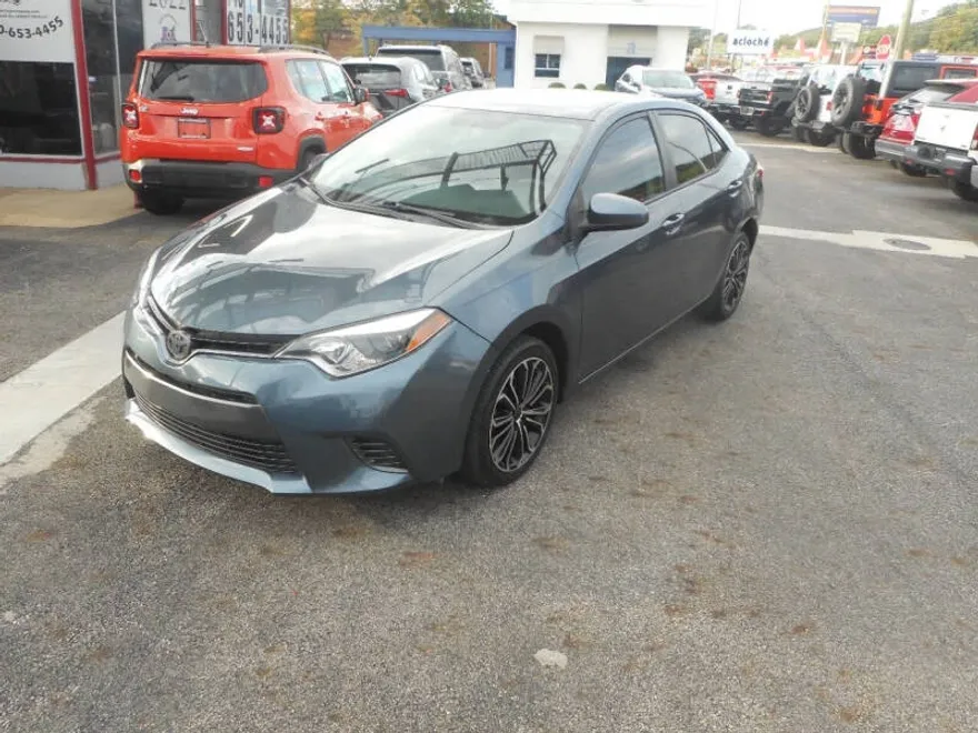 2016 Toyota Corolla LE photo 1