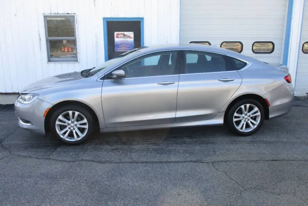 2016 Chrysler 200 Limited photo 1