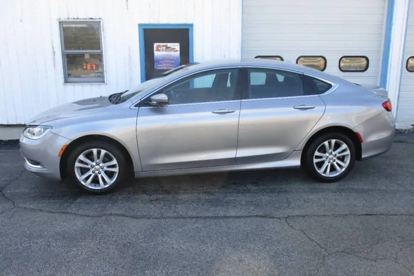 2016 Chrysler 200 Limited photo 1
