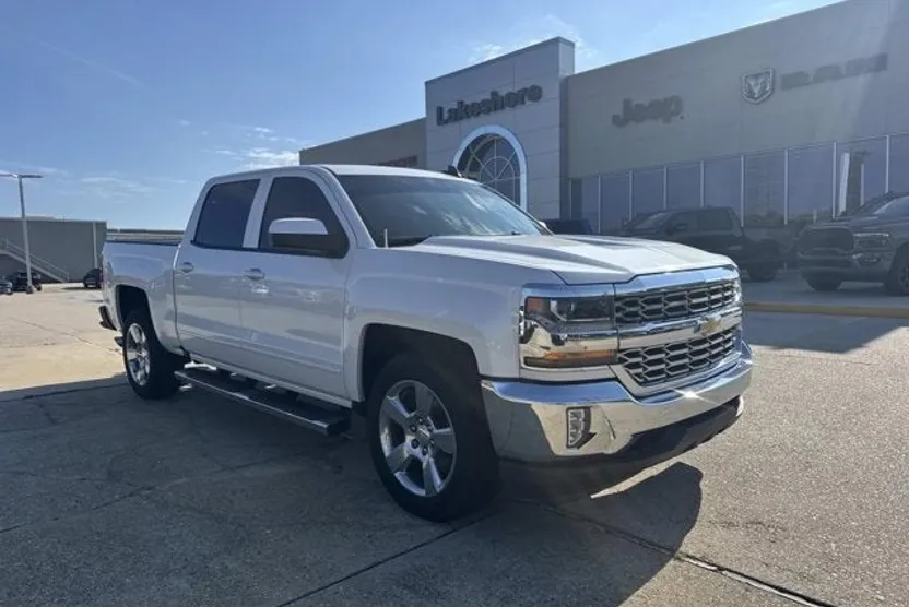 2018 Chevrolet Silverado 1500 LT photo 1