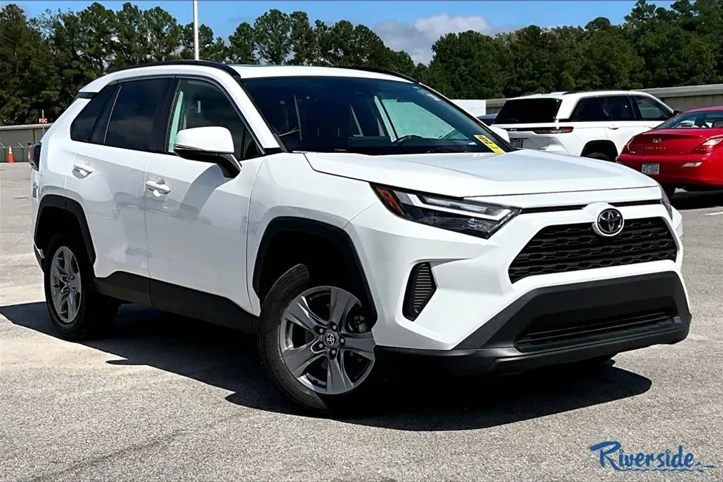 2022 Toyota RAV4 XLE photo 1
