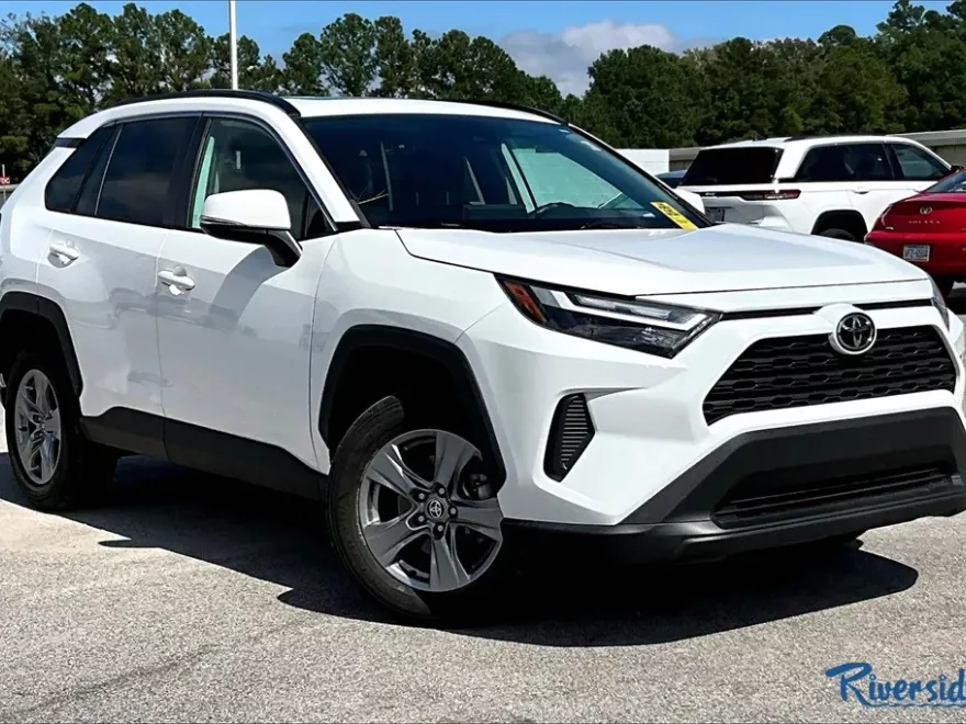 2022 Toyota RAV4 XLE photo 1
