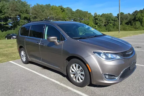 2017 Chrysler Pacifica Touring L photo 3