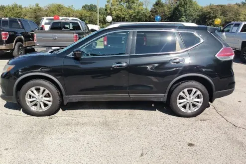 2016 Nissan Rogue SV photo 2