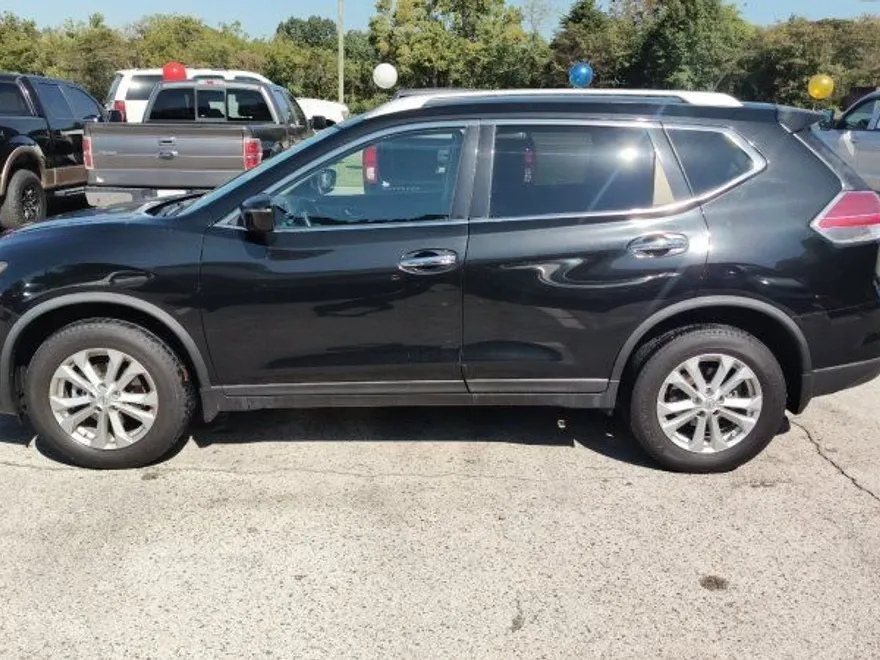 2016 Nissan Rogue SV photo 2