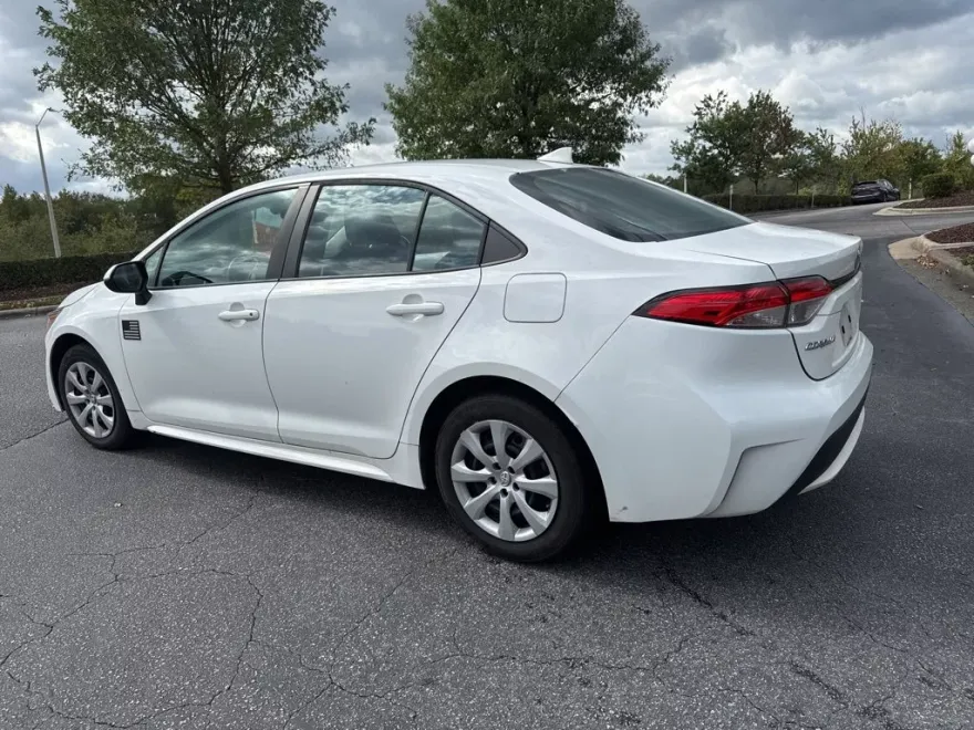 2022 Toyota Corolla LE photo 1
