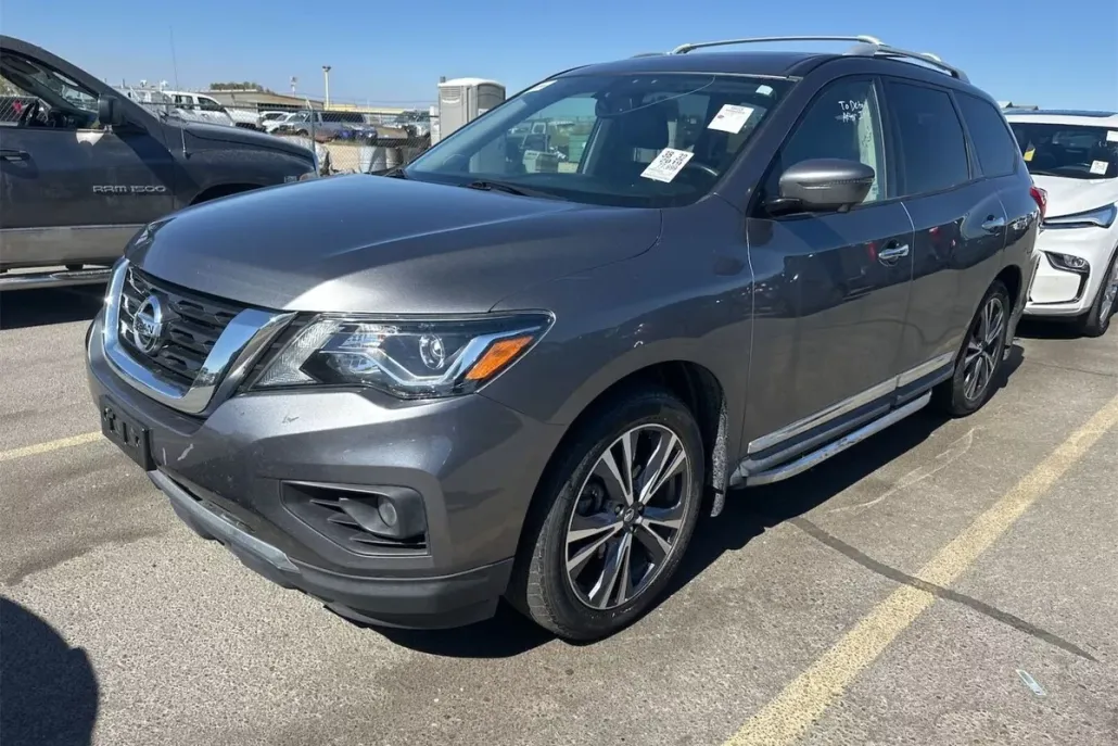 2019 Nissan Pathfinder Platinum photo 1