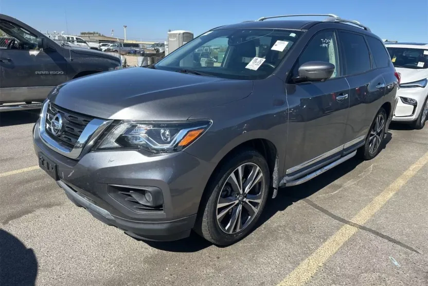 2019 Nissan Pathfinder Platinum photo 1