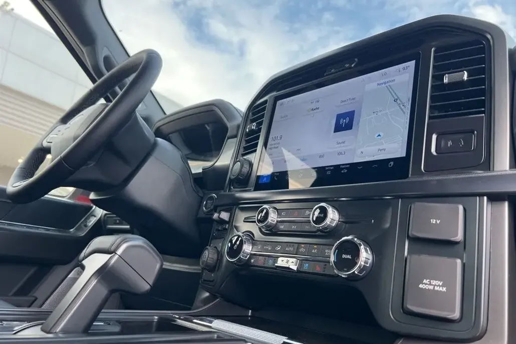 2025 Ford F-150 Lariat photo 1
