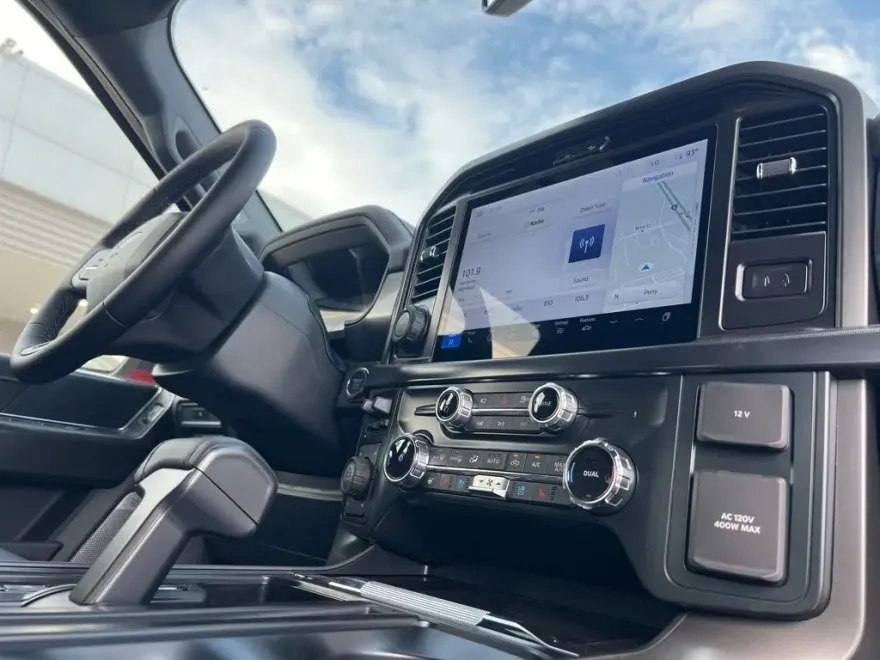 2025 Ford F-150 Lariat photo 1