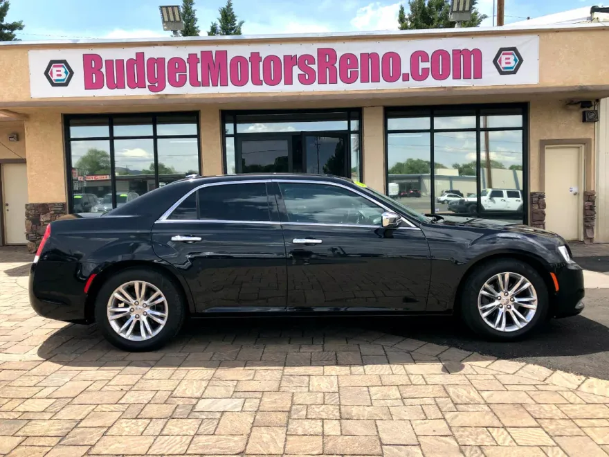 2017 Chrysler 300 C photo 1