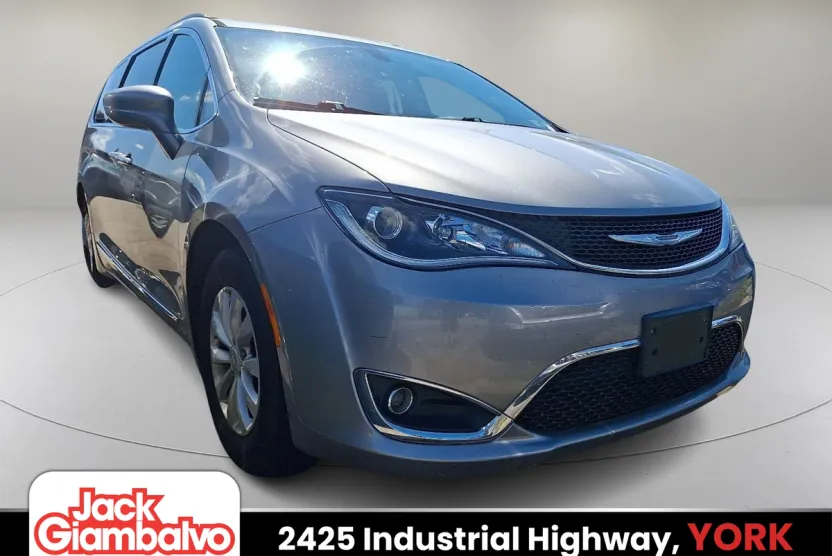 2017 Chrysler Pacifica Touring L photo 1