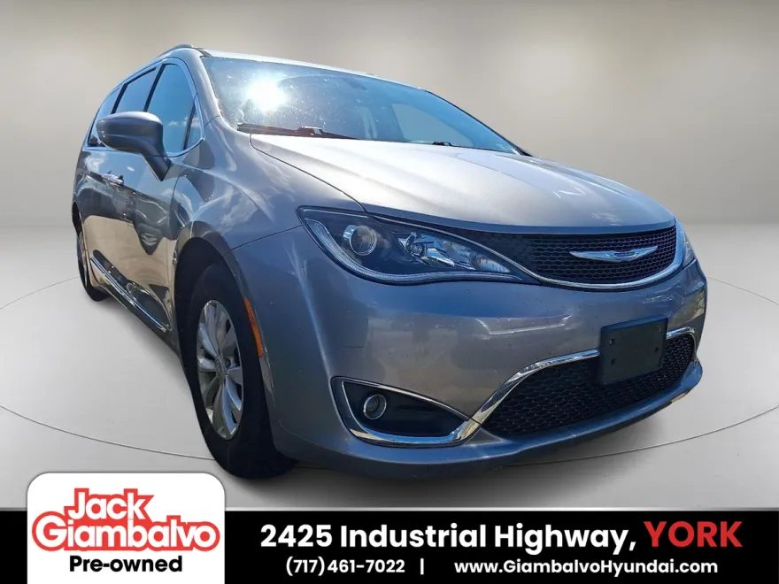2017 Chrysler Pacifica Touring L photo 1