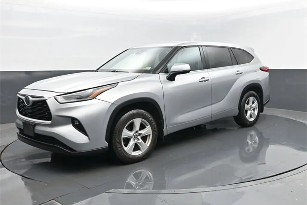 2021 Toyota Highlander LE photo 1