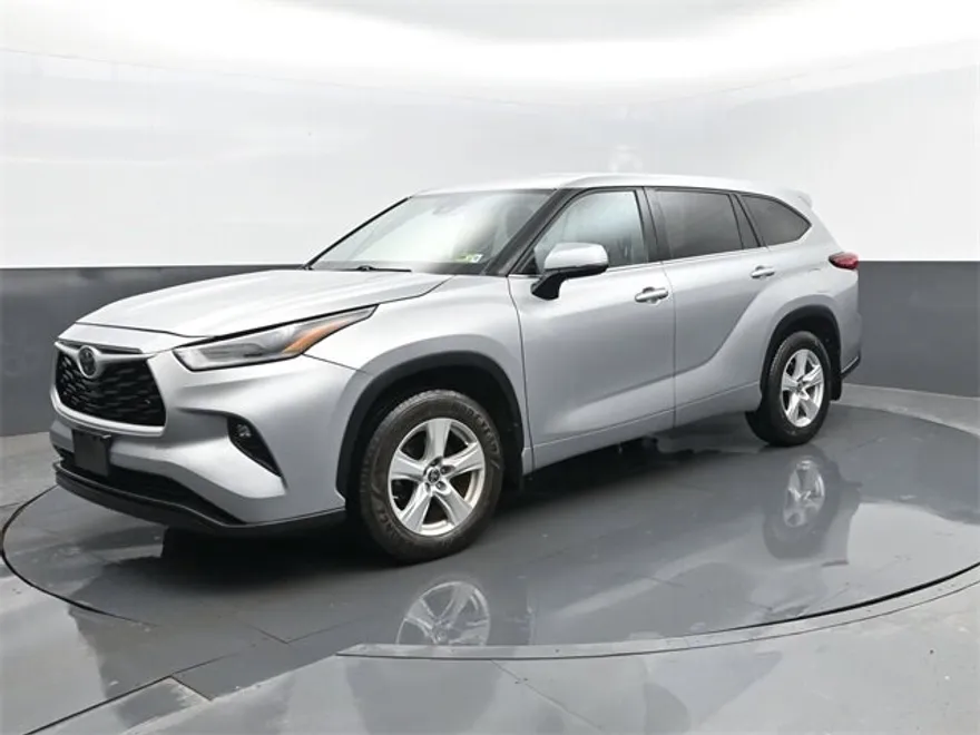 2021 Toyota Highlander LE photo 1