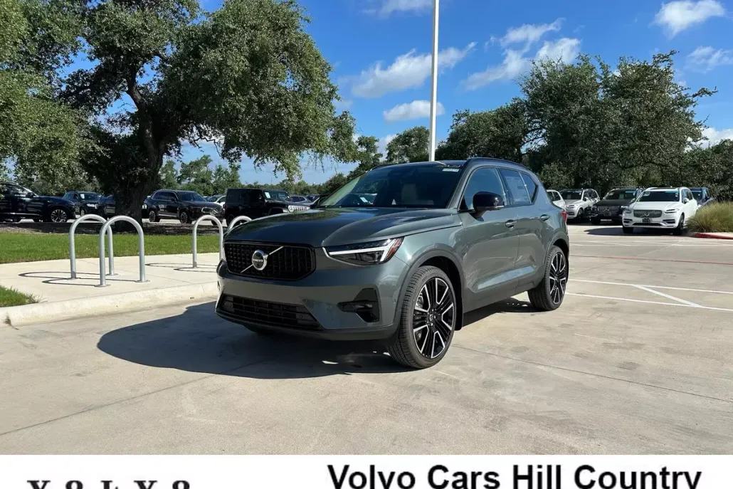2026 Volvo XC40 photo 1