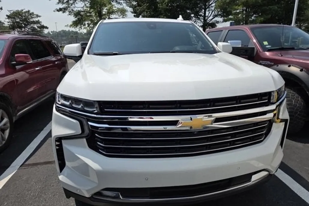 2021 Chevrolet Suburban LT photo 1