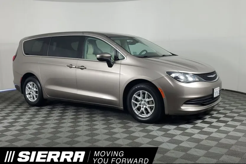2017 Chrysler Pacifica Touring photo 1