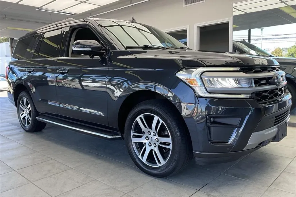 2022 Ford Expedition XLT photo 1