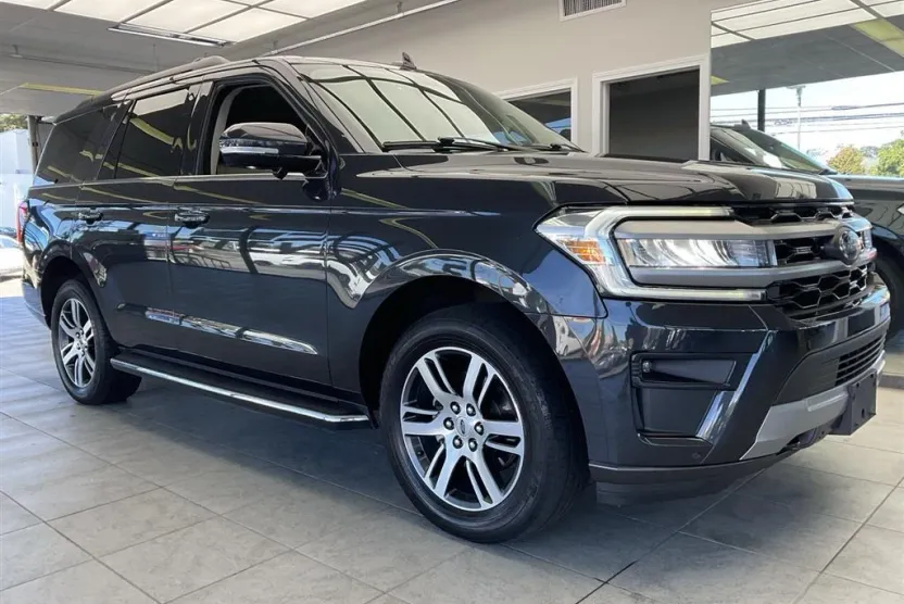 2022 Ford Expedition XLT photo 1