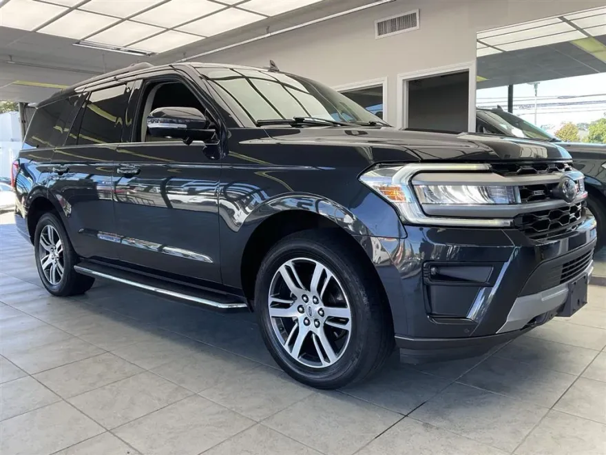 2022 Ford Expedition XLT photo 1