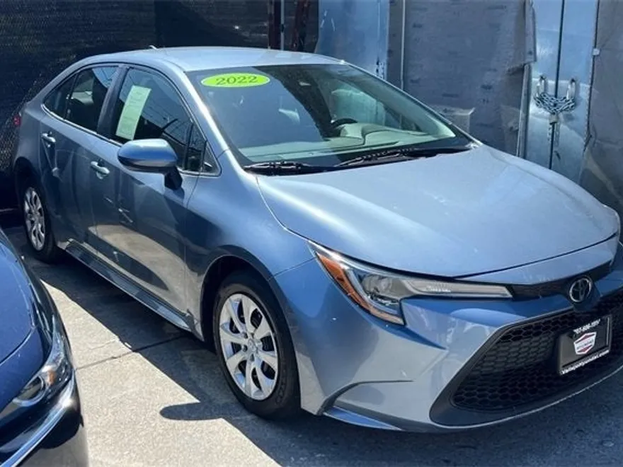 2022 Toyota Corolla LE photo 1