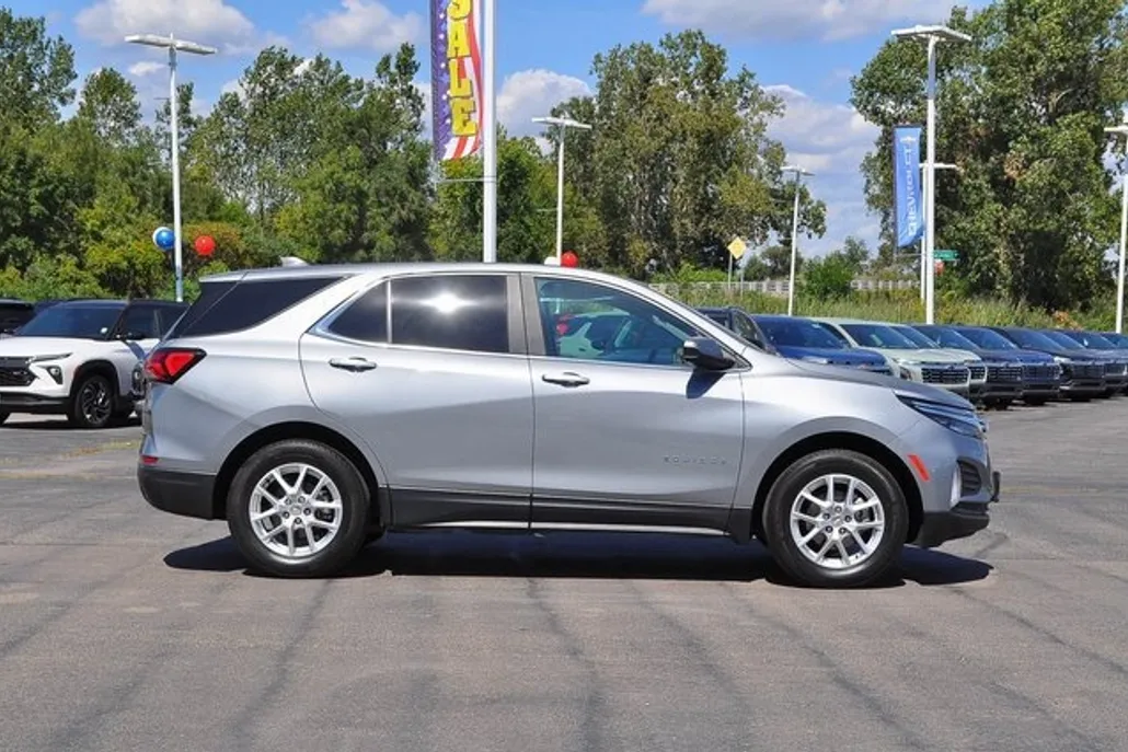 2023 Chevrolet Equinox LT photo 1