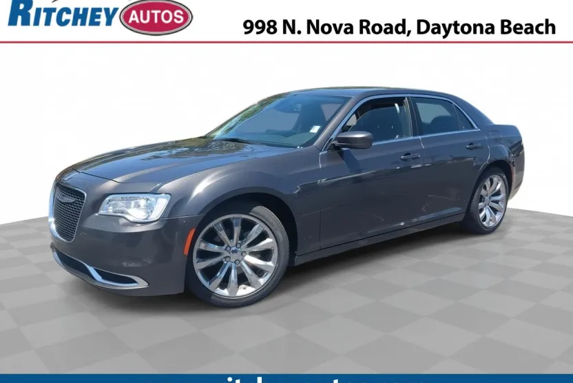 2019 Chrysler 300 Touring photo 1