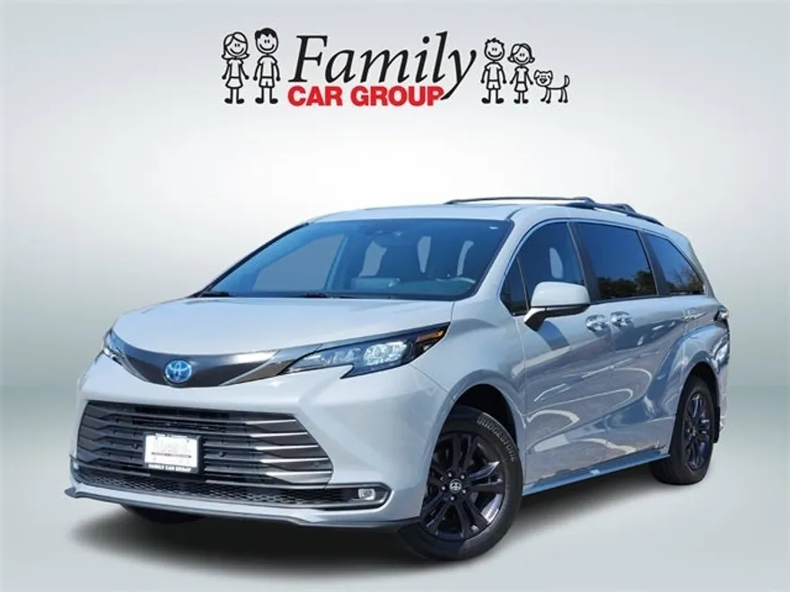 2024 Toyota Sienna Woodland Edition photo 1