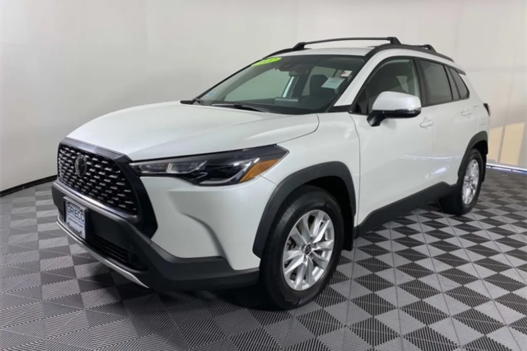 2022 Toyota Corolla Cross LE photo 1