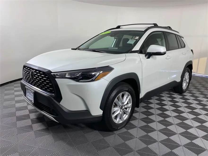 2022 Toyota Corolla Cross LE photo 1