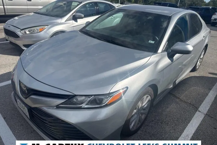 2018 Toyota Camry LE photo 1
