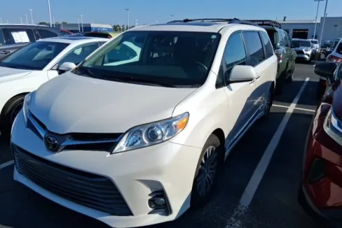 2019 Toyota Sienna XLE Premium photo 3
