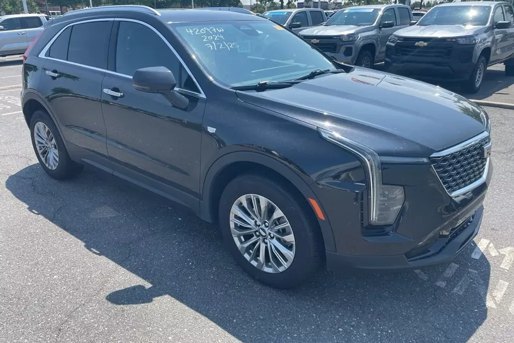 2024 Cadillac XT4 Premium Luxury photo 1