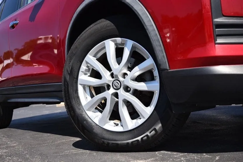 2017 Nissan Rogue SV photo 1