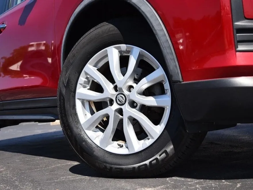 2017 Nissan Rogue SV photo 1