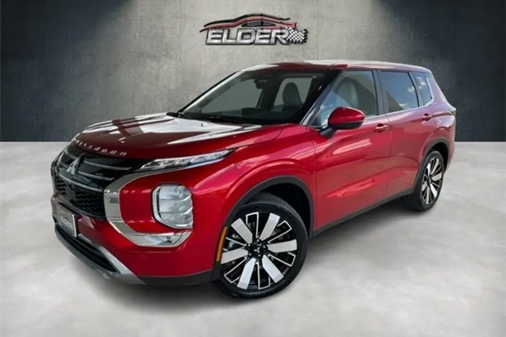 2025 Mitsubishi Outlander SE photo 1