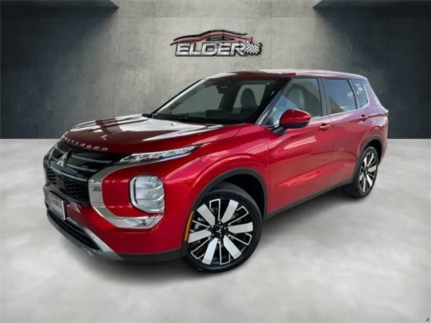 2025 Mitsubishi Outlander SE photo 1
