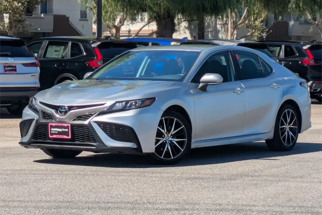2023 Toyota Camry SE photo 1