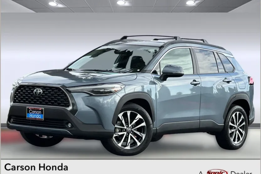 2024 Toyota Corolla Cross XLE photo 1