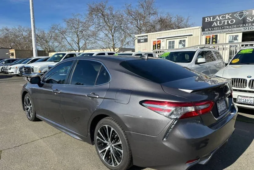 2019 Toyota Camry SE photo 1