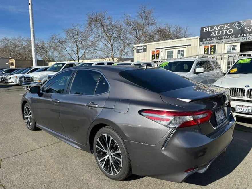 2019 Toyota Camry SE photo 1