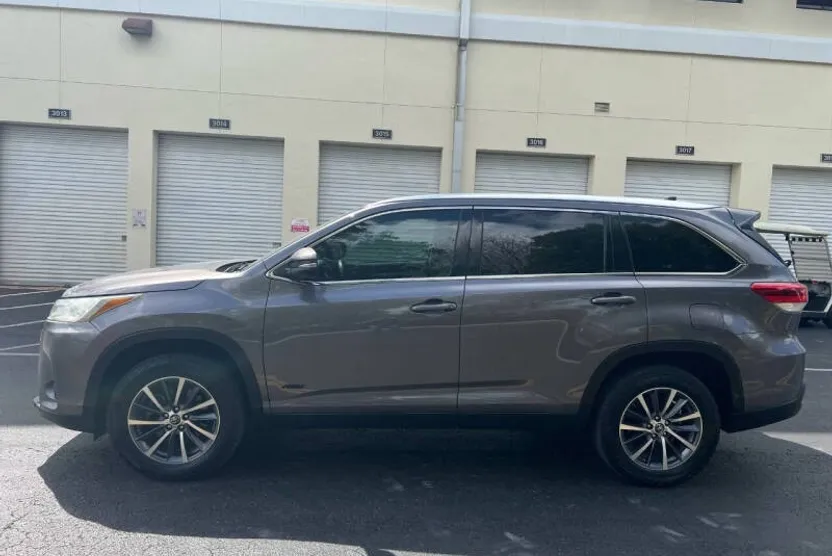 2019 Toyota Highlander XLE photo 1