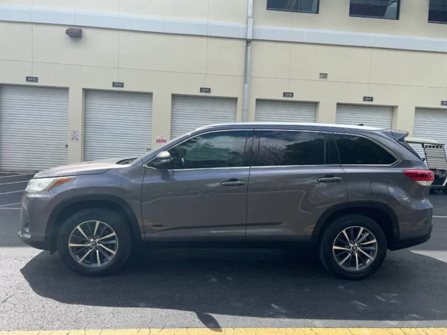 2019 Toyota Highlander XLE photo 1