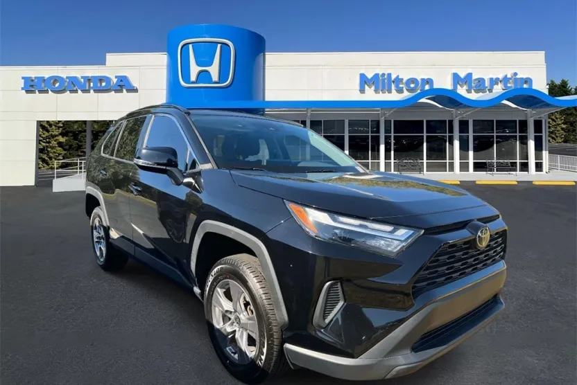 2023 Toyota RAV4 XLE photo 1