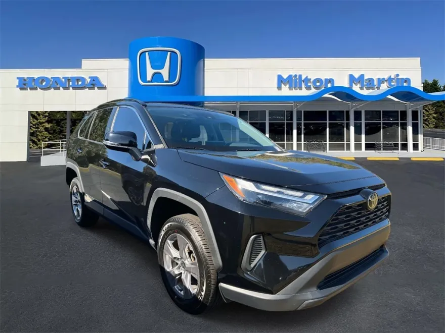 2023 Toyota RAV4 XLE photo 1