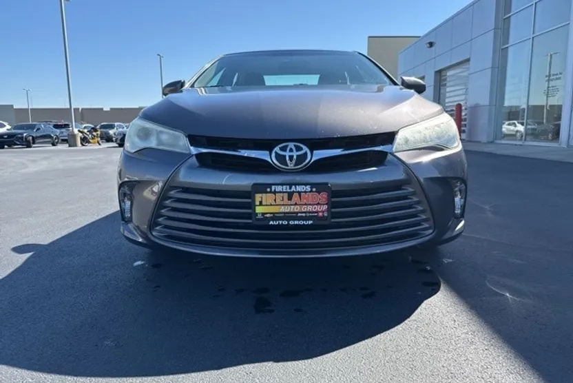2016 Toyota Camry LE photo 1