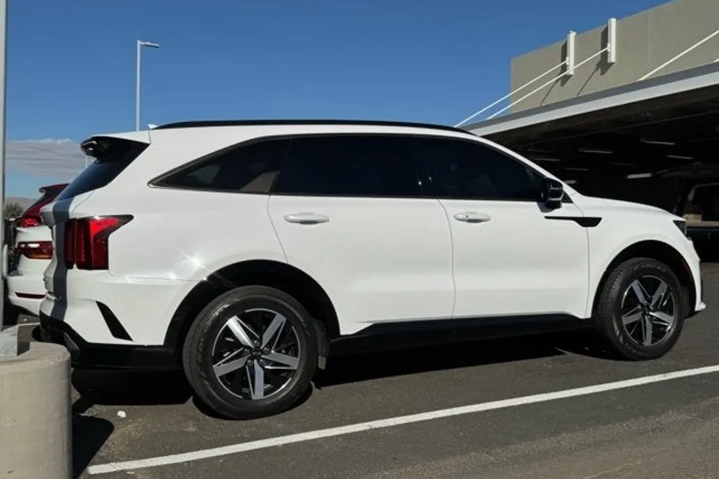 2021 Kia Sorento S photo 1