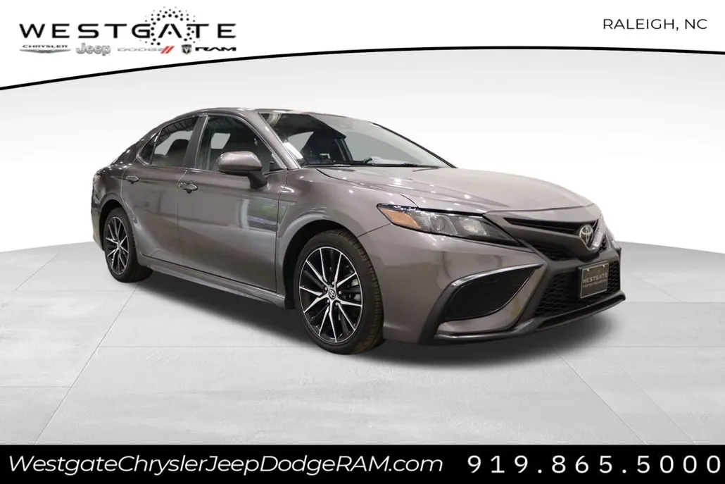 2021 Toyota Camry SE photo 1