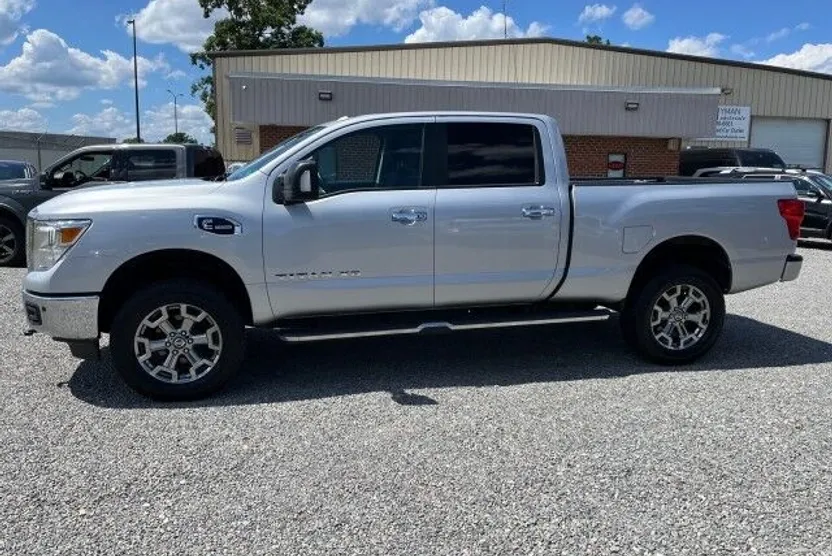 2018 Nissan Titan SV photo 1